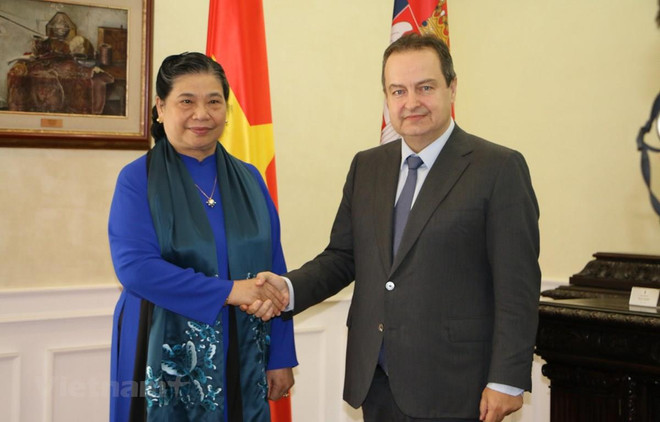 La vice-présidente de l’AN Tong Thi Phong rencontre le vice-PM serbe Ivica Dacic ảnh 1 La vice-présidente de l’AN Tong Thi Phong rencontre le vice-PM serbe Ivica Dacic ảnh 1