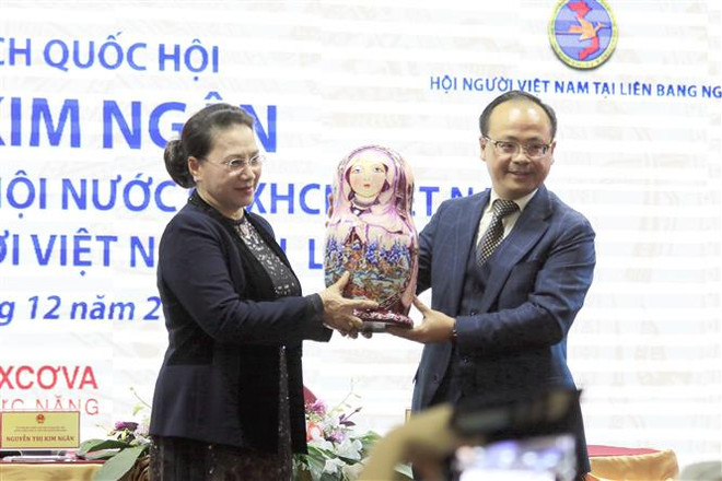 La présidente de l’Assemblée nationale rencontre des Vietnamiens en Russie ảnh 1 La présidente de l’Assemblée nationale rencontre des Vietnamiens en Russie ảnh 1