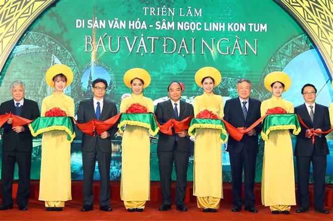 Le PM assiste à une exposition sur les patrimoines et le ginseng de Ngoc Linh de Kon Tum ảnh 1