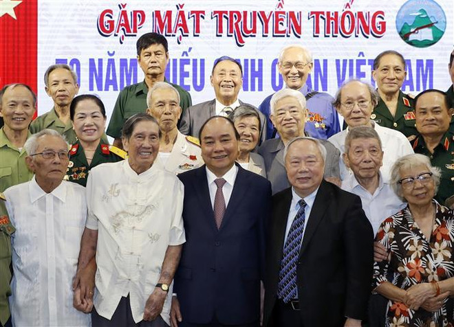 Le Premier ministre rencontre d’anciens enfants de troupe ảnh 1 Le Premier ministre rencontre d’anciens enfants de troupe ảnh 1