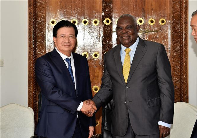 Le vice-PM Trinh Dinh Dung rencontre le PM tanzanien ảnh 1 Le vice-PM Trinh Dinh Dung rencontre le PM tanzanien ảnh 1
