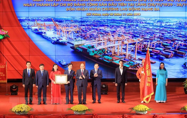 Le PM participe à la cérémonie marquant la Journée des ouvriers du port de Hai Phong ảnh 1 Le PM participe à la cérémonie marquant la Journée des ouvriers du port de Hai Phong ảnh 1