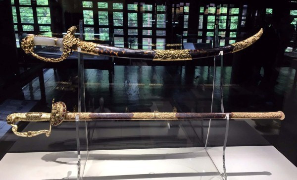 Exposition "Trésors royaux de la dynastie Nguyen" à Hue ảnh 1