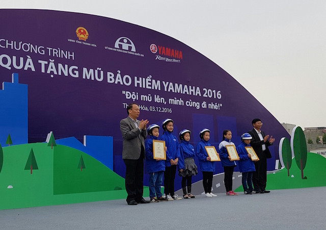 Yamaha Motor Vietnam remet 11.000 casques aux élèves de Thanh Hoa ảnh 1 Yamaha Motor Vietnam remet 11.000 casques aux élèves de Thanh Hoa ảnh 1