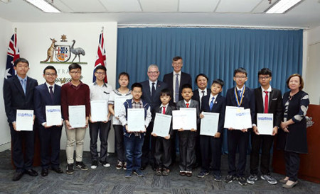 Des élèves vietnamiens honorés à l’ambassade d’Australie ảnh 1 Des élèves vietnamiens honorés à l’ambassade d’Australie ảnh 1