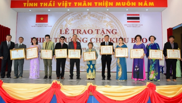 Près de 700 Vietnamiens de Thaïlande à l’honneur ảnh 1