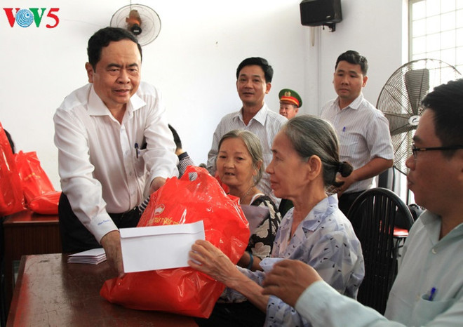 Têt 2018: cadeaux aux personnes dans le besoin ảnh 1 Têt 2018: cadeaux aux personnes dans le besoin ảnh 1