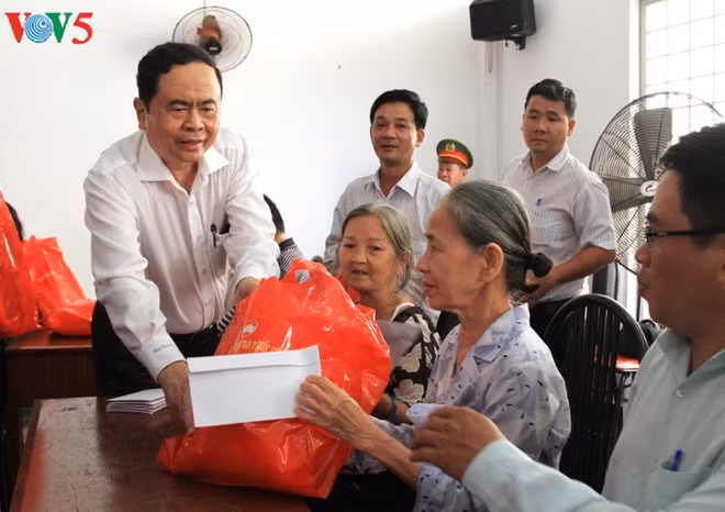 Têt 2018: cadeaux aux personnes dans le besoin ảnh 1