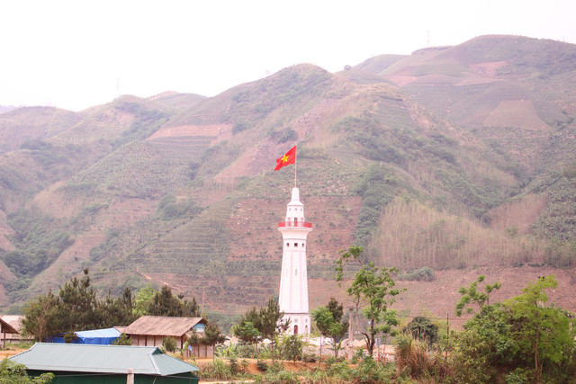 Lao Cai : inauguration du mât du drapeau de Lung Po ảnh 1 Lao Cai : inauguration du mât du drapeau de Lung Po ảnh 1