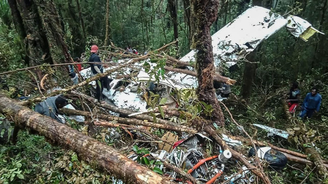 Un avion s'écrase en Indonésie: huit morts, un survivant ảnh 1 Un avion s'écrase en Indonésie: huit morts, un survivant ảnh 1