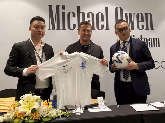 Le footballeur Micheal Owen présente une collection de mode au Vietnam ảnh 1
