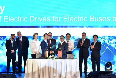 VinFast et Siemens signent deux accords portant sur la fabrication de bus électriques ảnh 1 VinFast et Siemens signent deux accords portant sur la fabrication de bus électriques ảnh 1