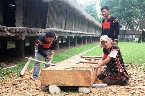 Rénovation des nhà rông et nhà dài du Musée d’ethnographie du Vietnam ảnh 2 Rénovation des nhà rông et nhà dài du Musée d’ethnographie du Vietnam ảnh 2