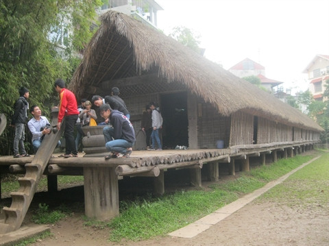 Rénovation des nhà rông et nhà dài du Musée d’ethnographie du Vietnam ảnh 1 Rénovation des nhà rông et nhà dài du Musée d’ethnographie du Vietnam ảnh 1