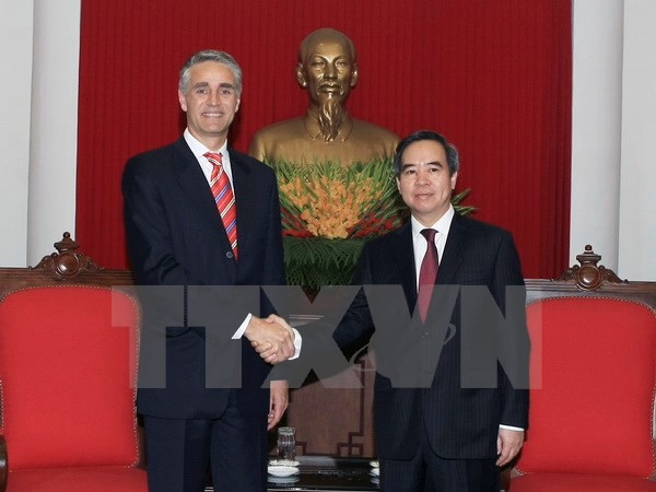 Le chef de la Commission de l’Economie du CC du PCV reçoit des experts du FMI ảnh 1 Le chef de la Commission de l’Economie du CC du PCV reçoit des experts du FMI ảnh 1