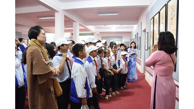 Exposition sur les estampes populaires du Vietnam à Gia Lai ảnh 1 Exposition sur les estampes populaires du Vietnam à Gia Lai ảnh 1