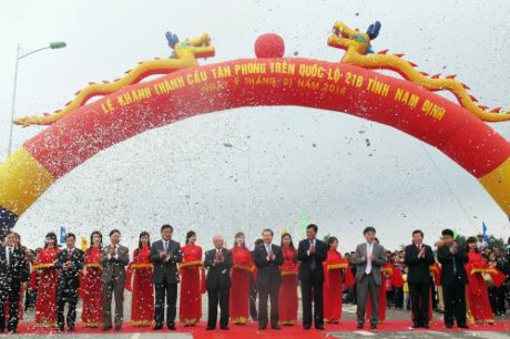 Nam Dinh: Inauguration d'un pont financé par le Japon ảnh 1 Nam Dinh: Inauguration d'un pont financé par le Japon ảnh 1