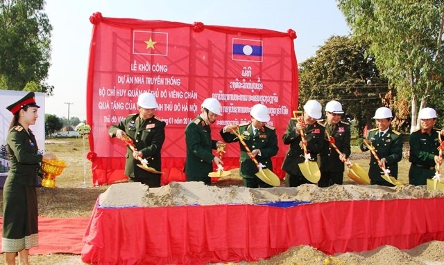 Mise en chantier de la maison traditionnelle du Commandement militaire de Vientiane ảnh 1 Mise en chantier de la maison traditionnelle du Commandement militaire de Vientiane ảnh 1