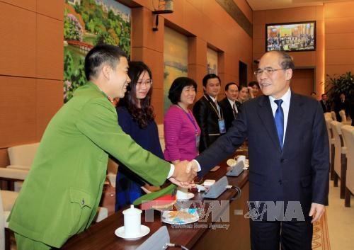 Le Président de l’AN Nguyên Sinh Hùng rencontre de jeunes médecins ảnh 1 Le Président de l’AN Nguyên Sinh Hùng rencontre de jeunes médecins ảnh 1