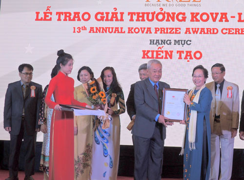 Remise du prix KOVA aux scientifiques et étudiants exemplaires ảnh 1 Remise du prix KOVA aux scientifiques et étudiants exemplaires ảnh 1