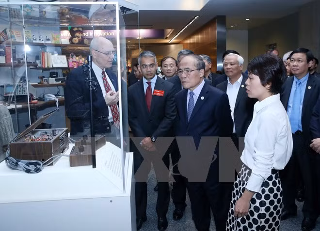 Nguyen Sinh Hung visite des musées américains ảnh 1