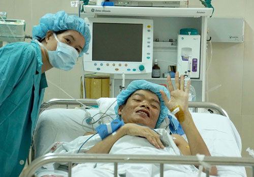 Les deux greffés du cœur et du foie se remettent bien ảnh 1