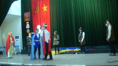 Des étudiants vietnamiens présentent le spectacle Amphitrychou ảnh 1 Des étudiants vietnamiens présentent le spectacle Amphitrychou ảnh 1