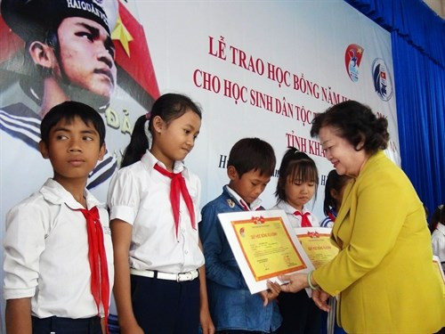 Des bourses pour des élèves d’ethnies minoritaires dans la province de Khanh Hoa ảnh 1 Des bourses pour des élèves d’ethnies minoritaires dans la province de Khanh Hoa ảnh 1