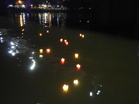 Balade mélodieuse et magique sur la rivière Huong ảnh 2 Balade mélodieuse et magique sur la rivière Huong ảnh 2