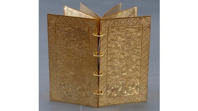 Exposition de livres en métal de la dynastie des Nguyên ảnh 1