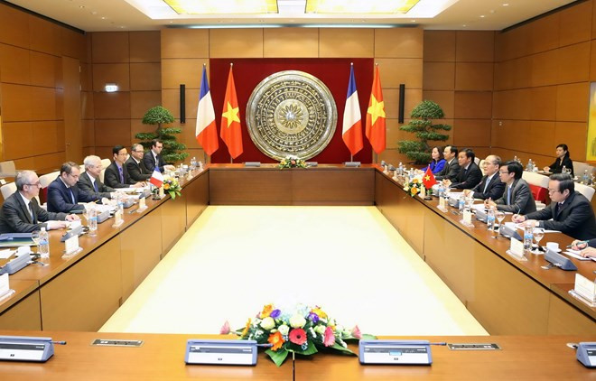 Entretien entre les présidents des AN vietnamienne et française ảnh 1 Entretien entre les présidents des AN vietnamienne et française ảnh 1