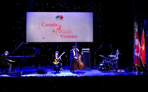 Canada - Vietnam : le groupe B’s Bees s’anime lors d’un concert de jazz à Hanoï ảnh 2 Canada - Vietnam : le groupe B’s Bees s’anime lors d’un concert de jazz à Hanoï ảnh 2
