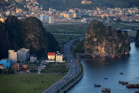 Quang Ninh : la baie de Ha Long vue du mont Bài Tho ảnh 2 Quang Ninh : la baie de Ha Long vue du mont Bài Tho ảnh 2