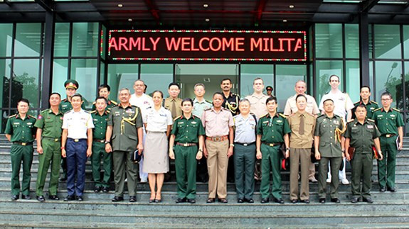 Des attachés militaires étrangers au Département des opérations de maintien de la paix du VN ảnh 1 Des attachés militaires étrangers au Département des opérations de maintien de la paix du VN ảnh 1