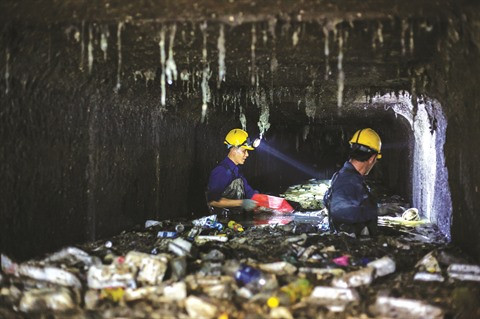 Les hommes dans l’eau noire ảnh 1