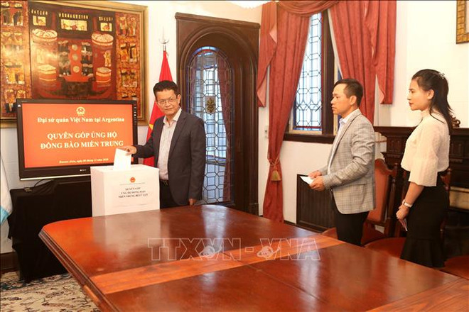 L’ambassade du Vietnam en Argentine aux côtés des sinistrés des crues au Centre ảnh 1 L’ambassade du Vietnam en Argentine aux côtés des sinistrés des crues au Centre ảnh 1
