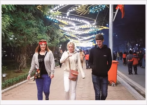 Les étrangers s’immergent dans l’ambiance printanière ảnh 1