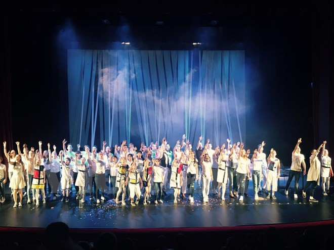 Trois adolescents vietnamiens jouent dans une comédie musicale à Moscou ảnh 1