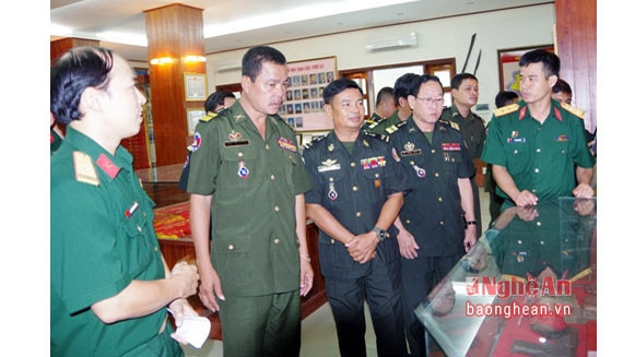 Une délégation de l’Armée royale du Cambodge en tournée à Nghê An ảnh 1 Une délégation de l’Armée royale du Cambodge en tournée à Nghê An ảnh 1