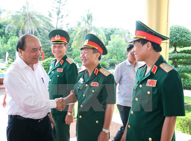 Le PM Nguyên Xuân Phuc travaille avec des responsables du commandement de la 4e zone militaire ảnh 1 Le PM Nguyên Xuân Phuc travaille avec des responsables du commandement de la 4e zone militaire ảnh 1