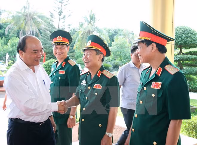 Le PM Nguyên Xuân Phuc travaille avec des responsables du commandement de la 4e zone militaire ảnh 1