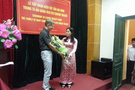 Remise d’objets d'un ancien combattant américain à la prison de Hoa Lo ảnh 1 Remise d’objets d'un ancien combattant américain à la prison de Hoa Lo ảnh 1