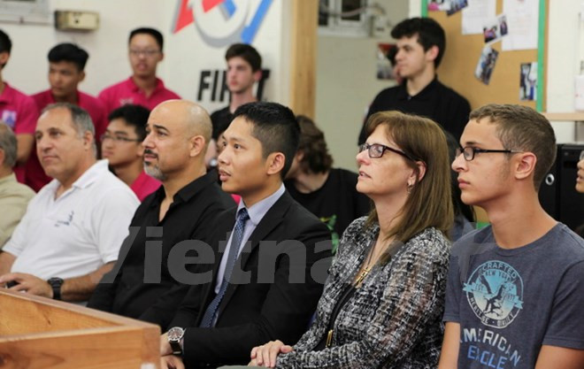 Des lycéens vietnamiens apprennent la robotique en Israël ảnh 1 Des lycéens vietnamiens apprennent la robotique en Israël ảnh 1