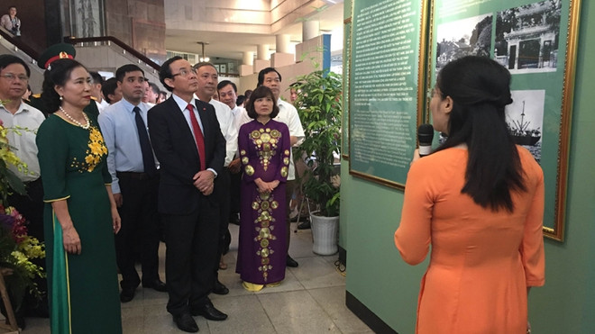 Exposition sur le Président Hô Chi Minh et l’amitié vietnamo-française ảnh 1 Exposition sur le Président Hô Chi Minh et l’amitié vietnamo-française ảnh 1