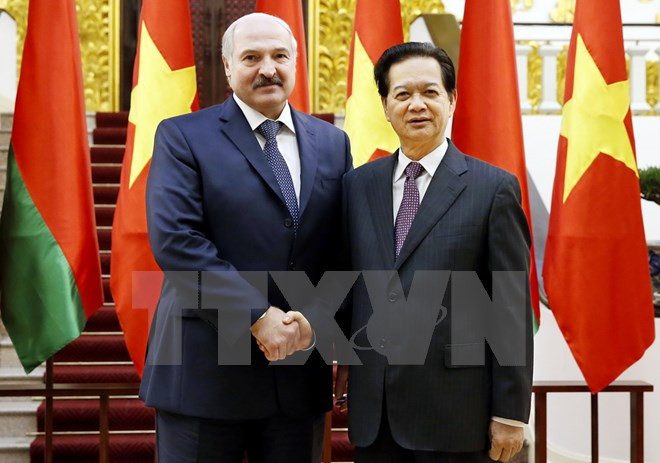 Des dirigeants vietnamiens reçoivent le président biélorusse Alexandre Loukachenko ảnh 2 Des dirigeants vietnamiens reçoivent le président biélorusse Alexandre Loukachenko ảnh 2