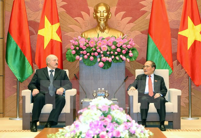 Des dirigeants vietnamiens reçoivent le président biélorusse Alexandre Loukachenko ảnh 3 Des dirigeants vietnamiens reçoivent le président biélorusse Alexandre Loukachenko ảnh 3