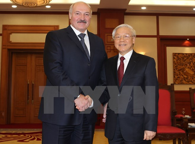Des dirigeants vietnamiens reçoivent le président biélorusse Alexandre Loukachenko ảnh 1 Des dirigeants vietnamiens reçoivent le président biélorusse Alexandre Loukachenko ảnh 1