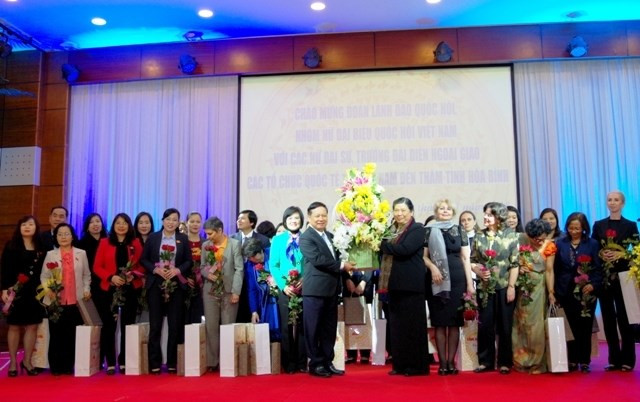 Des ambassadrices et députées en tournée de travail à Hoa Binh ảnh 1 Des ambassadrices et députées en tournée de travail à Hoa Binh ảnh 1