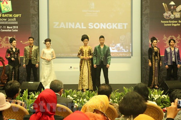 L’Indonésie fait la promotion des produits en batik ảnh 1 L’Indonésie fait la promotion des produits en batik ảnh 1