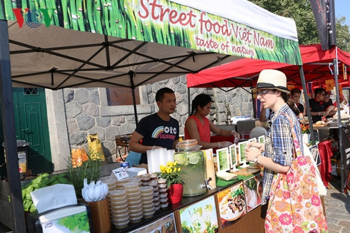 La gastronomie vietnamienne fait saliver les visiteurs d'un Festival à Prague ảnh 1 La gastronomie vietnamienne fait saliver les visiteurs d'un Festival à Prague ảnh 1